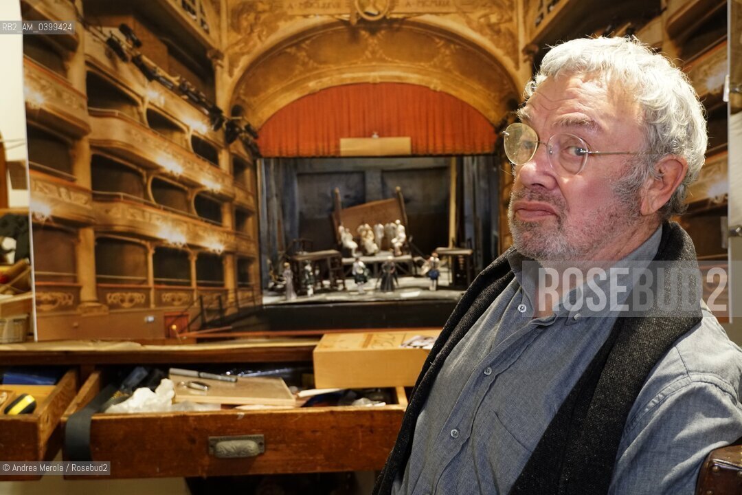 Ezio Toffolutti, scenografo e costumista, artista, architetto designer e regista teatrale, nel suo studio veneziano, Venezia 15 novembre 2024. ©Andrea Merola/Rosebud2