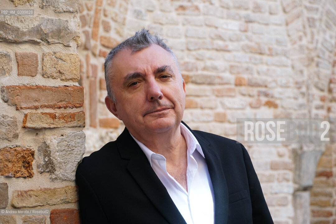 Il poeta e narratore spagnolo Manuel Vilas al festival di letteratura Incroci di Civiltà, Venezia 4 aprile 2025. ©Andrea Merola/Rosebud2