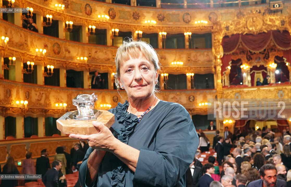 La scrittrice  Wanda Marasco, vincitrice della 63° edizione del premio letterario Campiello col romanzo “ Di spalle a questo mondo ” (Neri Pozza), posa sul palco del Gran Teatro La Fenice, mostrando ai fotografi il premio ricevuto nel corso della cerimonia di premiazione, Venezia 13 settembre 2025. ©Andrea Merola/Rosebud2