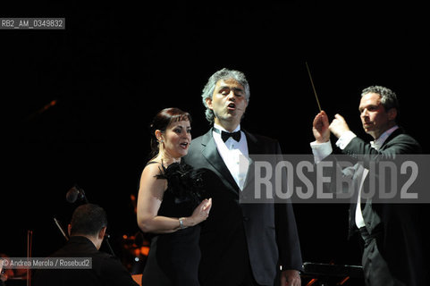 20090701 - VENEZIA - ACE. CONCERTI IN PIAZZA SAN MARCO, CANTA ANDREA BOCCELLI. Ciclo di concerti in piazza San Marco per raccogliere fondi per il progetto di restauri SmS Venezia: stasera si esibisce il maestro Andrea Boccelli, qui in coppia col soprano Paoletta Marrocu. ©Andrea Merola/Rosebud2