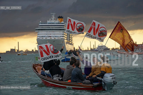 No Huge ship cruise in venetian lagoon protest, 04/10/2015. ©Andrea Merola/Rosebud2