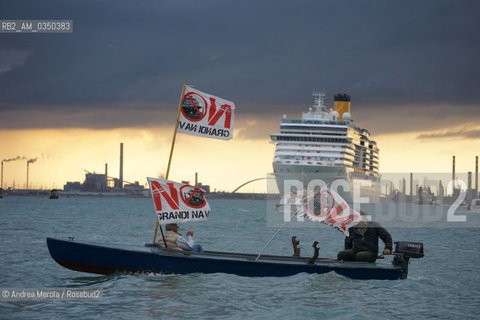 No Huge ship cruise in venetian lagoon protest, 04/10/2015. ©Andrea Merola/Rosebud2