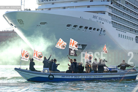 No Huge ship cruise in venetian lagoon protest, 04/10/2015. ©Andrea Merola/Rosebud2