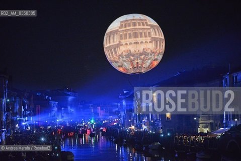 Gli artisti della compagnia NùArt si esibiscono in performances, ispirate al tema del carnevale veneziano 2016 Creatum ovvero delle Arti e delle Tradizioni, a bordo di imbarcazioni colorate dalla luce, lungo il rio di Cannaregio, questa sera 23 gennaio 2016, anteprima del Carnevale di Venezia. ANSA/ANDREA MEROLA ©Andrea Merola/Rosebud2