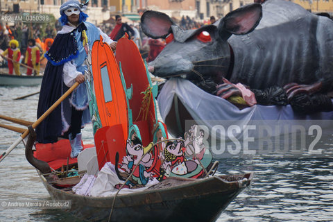 Regatanti mascherati vogano su tipiche imbarcazioni, oggi 24 gennaio 2016, durante la regata in maschera sul Canal grande,che anticipa il carnevale veneziano, fino al rio di Cannaregio, dove una gigantesca pantegana darà inizio alla festa con un lancio di palloncini. ANSA/ANDREA MEROLA ©Andrea Merola/Rosebud2