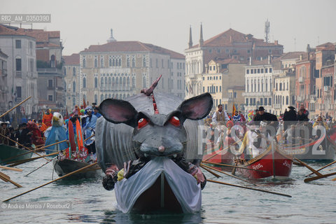 La gigantesca pantegana apre il corteo delle barche delle associazioni voga veneta, oggi 24 gennaio 2016, durante la regata in maschera sul Canal grande,che anticipa il carnevale veneziano, fino al rio di Cannaregio, dove la pantegana darà inizio alla festa con un lancio di palloncini. ANSA/ANDREA MEROLA ©Andrea Merola/Rosebud2