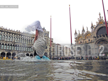 .22/09/2015 - Venezia (IT.) .cronaca.Venezia, allerta acqua alta stamane con codice giallo: punta massima di 105 cm sul medio mare..nella foto: turisti nellacqua alta che ha allagato piazza San Marco. ©Andrea Merola/Rosebud2