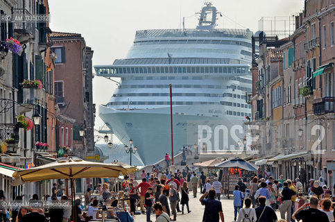 La prua della MSC Divina vista da via Garibaldi, nel sestiere di Castello, mentre la super nave, attualmente la più grande del mondo, lunga 333 metri per 137 mila tonnellate di stazza, si dirige verso la bocca di porto di San Nicolò per la crociera inaugurale, oggi pomeriggio 2 giugno 2012. ANSA/ANDREA MEROLA. ©Andrea Merola/Rosebud2