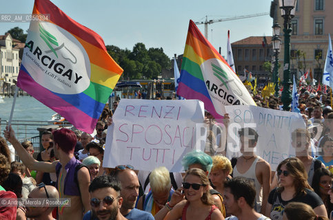 Migliaia di simpatizzanti e militanti delle associazioni gay in corteo, oggi pomeriggio 28 giugno 2014, dal piazzale della stazione ferroviaria lungo il centro storico veneziano, per la giornata OndaGay in tutta Italia. ©Andrea Merola/Rosebud2