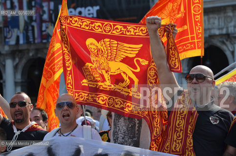 Oltre tremila indipendentisti veneti si sono radunati oggi, 25 aprile 2014, in piazza San Marco, per festeggiare il patrono della città e la liberazione dei serenissimi arrestati lo scorso 2 aprile. ANSA/ANDREA MEROLA ©Andrea Merola/Rosebud2