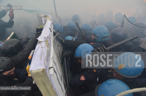 Tafferugli tra polizia e manifestanti contro Forza Nuova, oggi pomeriggio 14 dicembre, a piazzale Roma, presso il ponte di Calatrava. ANSA/ANDREA MEROLA ©Andrea Merola/Rosebud2