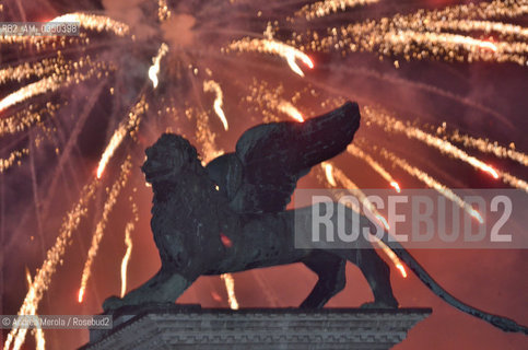 Lo spettacolo pirotecnico per la festa del Santissimo Redentore, visto dalla loggia di Palazzo Ducale a San Marco, in primo piano la statua del leone marciano, la notte scorsa 20 luglio 2013: la Polizia Municipale stima che centomila persone hanno visto i tradizionali foghi, dalle rive di San Marco e Giudecca, o a bordo di circa 2000 imbarcazioni lungo il bacino di San Marco. ANSA/ANDREA MEROLA ©Andrea Merola/Rosebud2