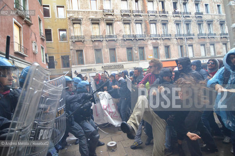 Agenti delle Forze dellOrdine e giovani studenti si fronteggiano oggi pomeriggio, 13 ottobre 2012, in c.po San Bortolo, nel cuore di Venezia. Gli studenti manifestavano contro il ministro Francesco Profumo e la decisione del rettore dellUniversità di Cà Foscari Carraro di consegnare un riconoscimento, per merito accadamico, pari a quindicimila euro al governatore BCE Mario Draghi. ©Andrea Merola/Rosebud2