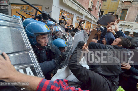 Agenti delle Forze dellOrdine e giovani studenti si fronteggiano oggi pomeriggio, 13 ottobre 2012, in c.po San Bortolo, nel cuore di Venezia. Gli studenti manifestavano contro il ministro Francesco Profumo e la decisione del rettore dellUniversità di Cà Foscari Carraro di consegnare un riconoscimento, per merito accadamico, pari a quindicimila euro al governatore BCE Mario Draghi. ©Andrea Merola/Rosebud2