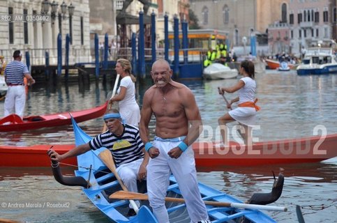 Il vincitore della regata dei Campioni Igor Vignotto imita Balotelli al termine della Regata Storica sul Canal Grande, stasera 2 settembre 2012. ANSA/ANDREA MEROLA ©Andrea Merola/Rosebud2