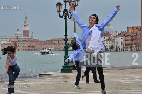 Tre giovani danzatori impegnati in una coreografia di Moving the City nel piazzale del Redentore allisola della Giudecca, oggi pomeriggio 22 maggio 2012, la performance di strada ideata dallArsenale della Danza della Biennale diretto da Ismael Ivo. ANSA/ANDREA MEROLA ©Andrea Merola/Rosebud2