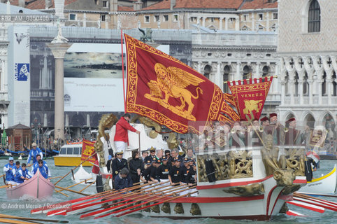 20100516 VENEZIA - ACE. CERIMONIA DELLO SPOSALIZIO COL MARE. Festività della Sensa e Cerimonia dello Sposalizio col mare Adriatico: stamattina, in occasione della festività religiosa dellAscensione, il sindaco di Venezia Giorgio Orsoni ha celebrato il tradizionale rito dello Sposalizio col mare Adriatico..Un corteo di barche a remi, capitanato dalla Serenissima, con a bordo le autorità e figuranti, vogato da un equipaggio di sole donne, si è diretto verso la bocca di portò di San Nicolò, dove il sindaco ha pronunciato la formula del rito e lanciato in acqua un anello simbolico. ©Andrea Merola/Rosebud2