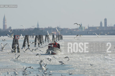 Una barca a motore naviga nellacqua della laguna rompendo il ghiaccio con la prua, a nord del centro storico veneziano, questa mattina 5 febbraio 2012. ©Andrea Merola/Rosebud2