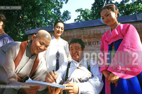 Nam June Paik, artista statunitense di origine sudcoreana, pioniere della video arte, alla Biennale Arti Visive del 1993 a Venezia..Us - southkorean video artist Nam June Paik at Biennale Modern Art in Venice, june 1993. ©Andrea Merola/Rosebud2