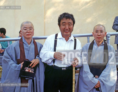 Nam June Paik, artista statunitense di origine sudcoreana, pioniere della video arte, alla Biennale Arti Visive del 1993 a Venezia..Us - southkorean video artist Nam June Paik at Biennale Modern Art in Venice, june 1993. ©Andrea Merola/Rosebud2