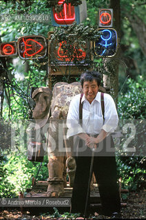 Nam June Paik, artista statunitense di origine sudcoreana, pioniere della video arte, alla Biennale Arti Visive del 1993 a Venezia..Us - southkorean video artist Nam June Paik at Biennale Modern Art in Venice, june 1993. ©Andrea Merola/Rosebud2