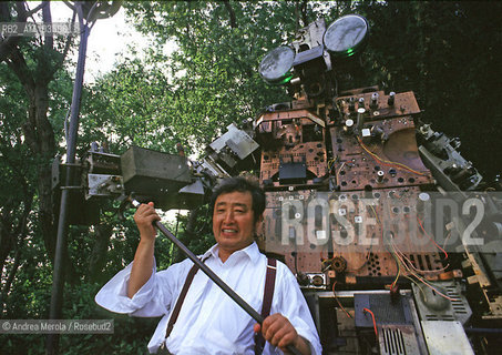 Nam June Paik, artista statunitense di origine sudcoreana, pioniere della video arte, alla Biennale Arti Visive del 1993 a Venezia..Us - southkorean video artist Nam June Paik at Biennale Modern Art in Venice, june 1993. ©Andrea Merola/Rosebud2