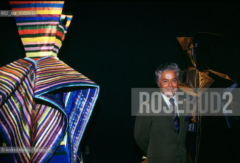 Roberto Capucci, stilista, alla Biennale Arte di Venezia del 1995..Italian fashion designer Robert Capucci and his works at Biennale of Modern Art in Venice, june 1995. ©Andrea Merola/Rosebud2