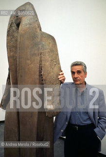 Giuliano Vangi, scultore, alla Biennale Arte di Venezia nel 1995..Italian scultor Giuliano Vangi poses during Biennale Modern Art of Venice, june 1995. ©Andrea Merola/Rosebud2