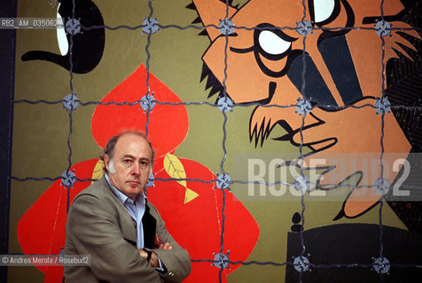 Edoardo Arroyo, pittore, alla Biennale Arte di Venezia, giugno 1995..Spanish painter Edoardo Arroyo poses during Biennale Modern Art Exhibition in Venice, june 1995. ©Andrea Merola/Rosebud2