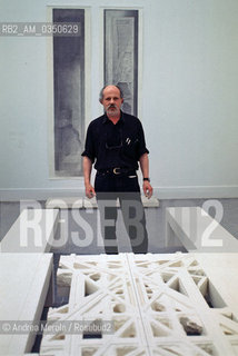 Fabio Gallerani, scultore, alla Biennale Arte di Venezia, giugno 1995..Italian scultor Fabio Gallerani poses during Biennale Modern Art Exhibition in Venice, june 1995. ©Andrea Merola/Rosebud2