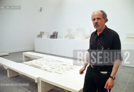 Fabio Gallerani, scultore, alla Biennale Arte di Venezia, giugno 1995..Italian scultor Fabio Gallerani poses during Biennale Modern Art Exhibition in Venice, june 1995. ©Andrea Merola/Rosebud2