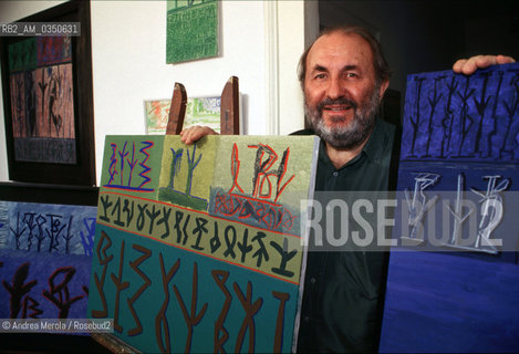 Riccardo Licata, pittore e mosaicista, nella sua casa a Venezia, aprile 1995..Italian painter and mosaicist Riccardo Licata poses at home, Venice april 1995. ©Andrea Merola/Rosebud2