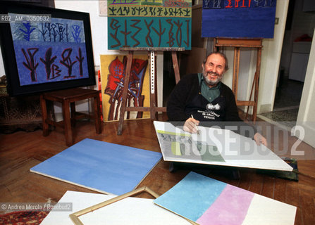 Riccardo Licata, pittore e mosaicista, nella sua casa a Venezia, aprile 1995..Italian painter and mosaicist Riccardo Licata poses at home, Venice april 1995. ©Andrea Merola/Rosebud2