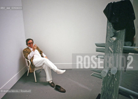 Antonio Recalcati, pittore e scultore, posa alla Biennale Arte di Venezia, giugno 1993..Italian painter and scultor Antonio Recalcati poses during Biennale Modern Art Exhibition, Venice june 1993. ©Andrea Merola/Rosebud2