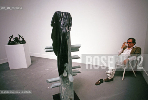 Antonio Recalcati, pittore e scultore, posa alla Biennale Arte di Venezia, giugno 1993..Italian painter and scultor Antonio Recalcati poses during Biennale Modern Art Exhibition, Venice june 1993. ©Andrea Merola/Rosebud2