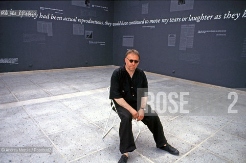 Joseph Kosuth, artista concettuale, posa alla Biennale Arte di Venezia, giugno 1993..Us conceptual artist Joseph Kosuth poses during Biennale Modern Art Exhibition, Venice june 1993. ©Andrea Merola/Rosebud2