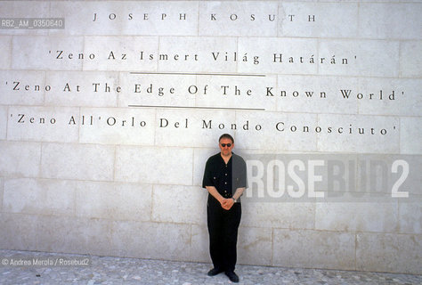 Joseph Kosuth, artista concettuale, posa alla Biennale Arte di Venezia, giugno 1993..Us conceptual artist Joseph Kosuth poses during Biennale Modern Art Exhibition, Venice june 1993. ©Andrea Merola/Rosebud2