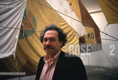 Jannis Kounellis, pittore e scultore, posa alla Biennale Arte di Venezia, giugno 1993. .Greek painter and scultor Jannis Kounellis poses during Biennale Modern Art Exhibition, Venice June 1993. ©Andrea Merola/Rosebud2