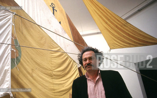 Jannis Kounellis, pittore e scultore, posa alla Biennale Arte di Venezia, giugno 1993. .Greek painter and scultor Jannis Kounellis poses during Biennale Modern Art Exhibition, Venice June 1993. ©Andrea Merola/Rosebud2