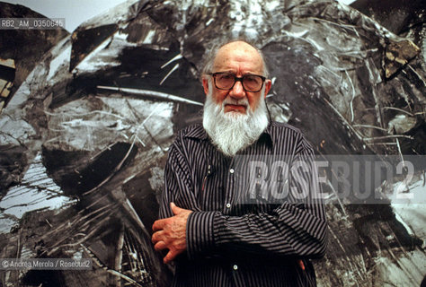 Emilio Vedova, pittore e incisore, posa alla Biennale Arte di Venezia, 12 giugno 1997. .Italian painter and engraver Emilio Vedova poses during Biennale Modern Art Exhibition, Venice 12 June 1997. ©Andrea Merola/Rosebud2