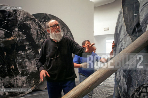 Emilio Vedova, pittore e incisore, alla Biennale Arte di Venezia, 12 giugno 1997. .Italian painter and engraver Emilio Vedova attending to his works during Biennale Modern Art Exhibition, Venice 12 June 1997. ©Andrea Merola/Rosebud2