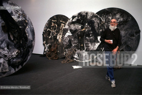 Emilio Vedova, pittore e incisore, alla Biennale Arte di Venezia, 12 giugno 1997. .Italian painter and engraver Emilio Vedova attending to his works during Biennale Modern Art Exhibition, Venice 12 June 1997. ©Andrea Merola/Rosebud2