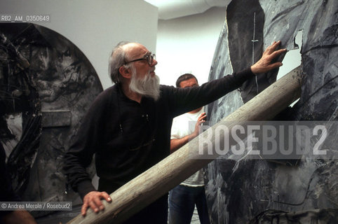 Emilio Vedova, pittore e incisore, alla Biennale Arte di Venezia, 12 giugno 1997. .Italian painter and engraver Emilio Vedova attending to his works during Biennale Modern Art Exhibition, Venice 12 June 1997. ©Andrea Merola/Rosebud2