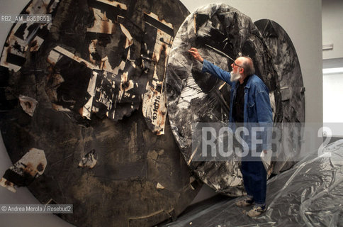 Emilio Vedova, pittore e incisore, alla Biennale Arte di Venezia, 12 giugno 1997. .Italian painter and engraver, attending to his works during Biennale Modern Art Exhibition, Venice 12 June 1997. ©Andrea Merola/Rosebud2