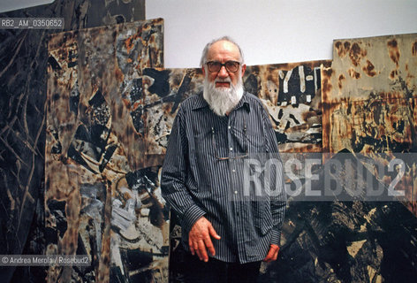 Emilio Vedova, pittore e incisore, posa alla Biennale Arte di Venezia, 12 giugno 1997. .Italian painter and engraver Emilio Vedova poses during Biennale Modern Art Exhibition, Venice 12 June 1997. ©Andrea Merola/Rosebud2