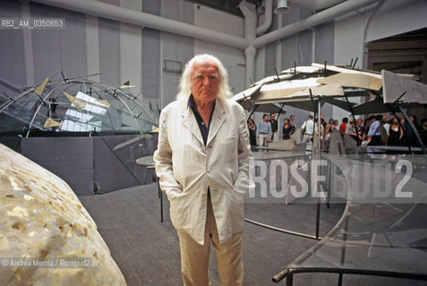 Mario Merz, pittore e scultore, posa alla Biennale Arte di Venezia, 12 giugno 1997. .Italian painter and scultor Mario Merz poses during Biennale Modern Art Exhibition, Venice 12 June 1997. ©Andrea Merola/Rosebud2