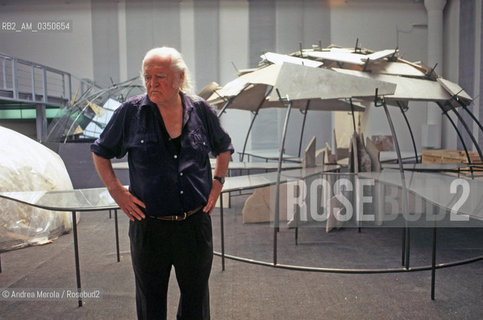 Mario Merz, pittore e scultore, alla Biennale Arte di Venezia, 11 giugno 1997. .Italian painter and scultor Mario Merz attending to his works during Biennale Modern Art Exhibition, Venice 11 June 1997. ©Andrea Merola/Rosebud2