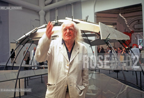 Mario Merz, pittore e scultore, posa alla Biennale Arte di Venezia, 12 giugno 1997. .Italian painter and scultor Mario Merz poses during Biennale Modern Art Exhibition, Venice 12 June 1997. ©Andrea Merola/Rosebud2