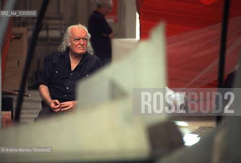 Mario Merz, pittore e scultore, alla Biennale Arte di Venezia, 11 giugno 1997. .Italian painter and scultor Mario Merz attending to his works during Biennale Modern Art Exhibition, Venice 11 June 1997. ©Andrea Merola/Rosebud2