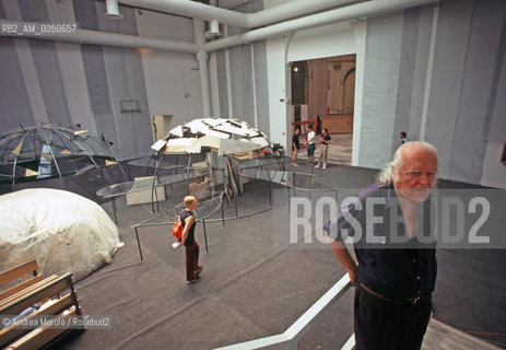 Mario Merz, pittore e scultore, posa alla Biennale Arte di Venezia, 11 giugno 1997. .Italian painter and scultor Mario Merz poses during Biennale Modern Art Exhibition, Venice 11 June 1997. ©Andrea Merola/Rosebud2